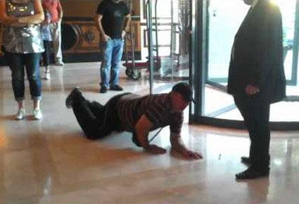 مرافق ليدي غاغا يعتدي على معجب ويطيحه أرضاً